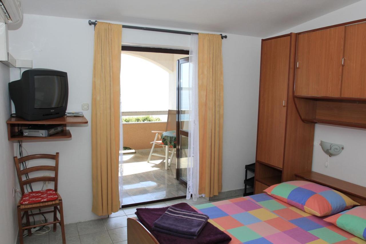 Apartments By The Sea Mandre, Pag - 8655 Колан Экстерьер фото